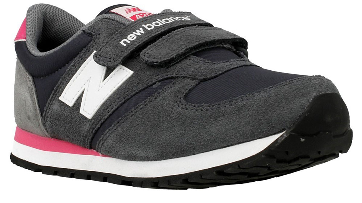 Кроссовки для девочки New Balance 420, цвет: серый, черный. KE420GEY/M. Размер 1,5 (33)KE420GEY/M Кроссовки для девочки New Balance 420, цвет: серый, черный. KE420GEY/M. Размер 1,5 (33)KE420GEY/MМодные кроссовки от New Balance очаруют вашего ребенка с первого взгляда! Модель изготовлена из высококачественного материала с добавлением натуральной замши. Модель дополнена, на язычке и верхнем ремешке логотипом бренда. Ремешки, на застежке - липучке, надежно фиксируют обувь на ноге. Подкладка и стелька из текстиля, обеспечат комфорт и уют детским ножкам. Подошва с рифлением гарантирует отличное сцепление с любыми поверхностями. Стильные кроссовки займут достойное место в гардеробе вашего ребенка.