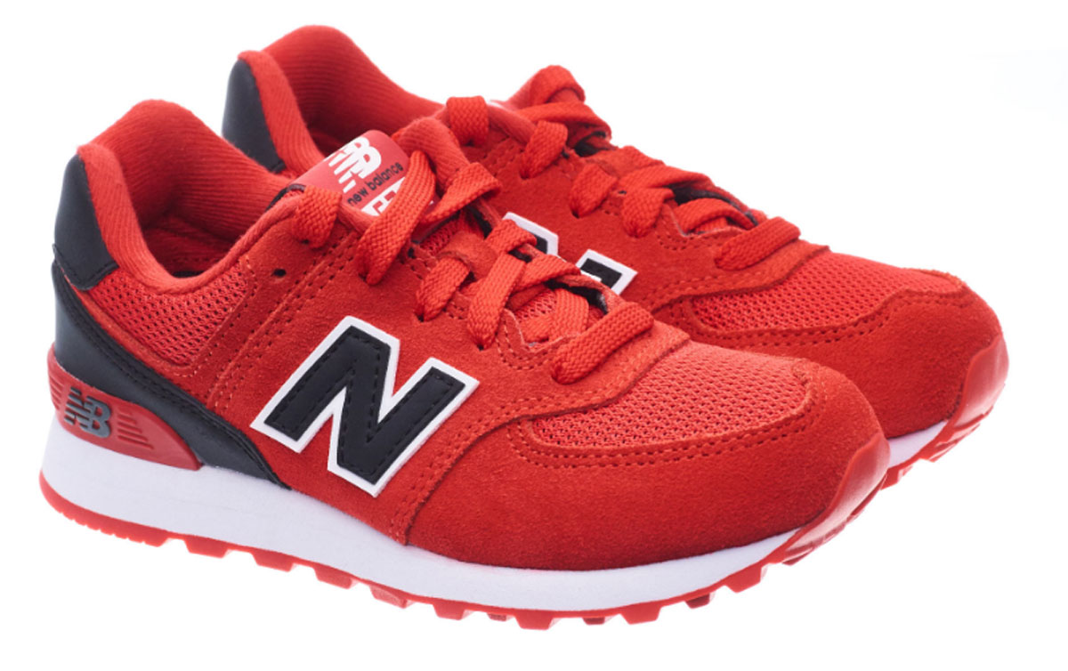 Кроссовки для девочки New Balance 574, цвет: красный, черный. KL574CXP/M. Размер 13 (31)KL574CXP/M Кроссовки для девочки New Balance 574, цвет: красный, черный. KL574CXP/M. Размер 13 (31)KL574CXP/MМодные кроссовки от New Balance очаруют вашего ребенка с первого взгляда! Модель изготовлена из высококачественного материала с вставками изнатуральной замши. Модель дополнена, на язычке фирменной нашивкой. Классическая шнуровка надежно зафиксирует обувь на ноге. Подкладка и стелька из текстиля, обеспечат комфорт и уют детским ножкам. Подошва с рифлением гарантирует отличное сцепление с любыми поверхностями. Стильные кроссовки займут достойное место в гардеробе вашего ребенка.