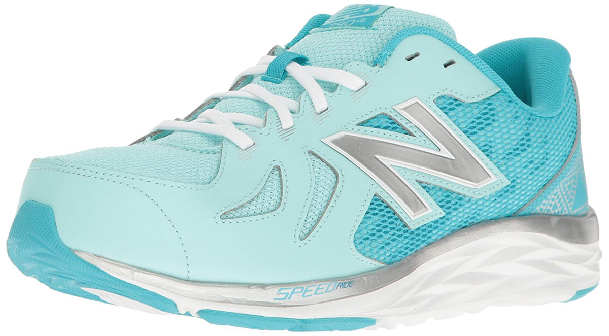 Кроссовки для девочки New Balance 790, цвет: бирюзовый. KJ790BSY/M. Размер 12,5 (30,5)KJ790BSY/M Кроссовки для девочки New Balance 790, цвет: бирюзовый. KJ790BSY/M. Размер 12,5 (30,5)KJ790BSY/MМодные кроссовки от New Balance очаруют вашего ребенка с первого взгляда! Модель изготовлена из высококачественного материала. Модель дополнена, на язычке фирменной нашивкой. Эластичная шнуровка надежно зафиксирует обувь на ноге. Подкладка и стелька из текстиля, обеспечат комфорт и уют детским ножкам. Подошва с рифлением гарантирует отличное сцепление с любыми поверхностями. Стильные кроссовки займут достойное место в гардеробе вашего ребенка.