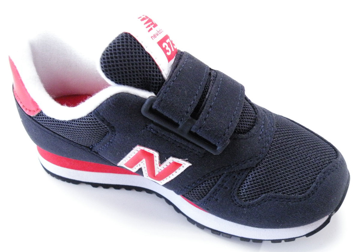 Кроссовки для мальчика New Balance 373, цвет: темно-синий. KV373VRY/M. Размер 2 (33,5)KV373VRY/M Кроссовки для мальчика New Balance 373, цвет: темно-синий. KV373VRY/M. Размер 2 (33,5)KV373VRY/MМодные кроссовки от New Balance очаруют вашего ребенка с первого взгляда! Модель изготовлена из высококачественного материала и дополнена на язычке фирменной нашивкой. Ремешки на застежке - липучке,надежно зафиксируют обувь на ноге. Подкладка и стелька из текстиля, обеспечат комфорт и уют детским ножкам. Подошва с рифлением гарантирует отличное сцепление с любыми поверхностями. Стильные кроссовки займут достойное место в гардеробе вашего ребенка.