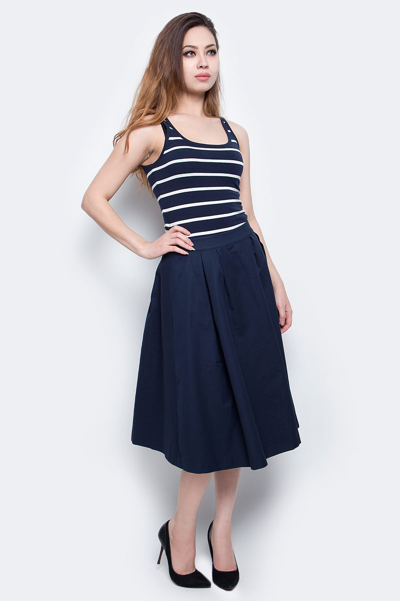 ЮбкаB477021_Dark Navy ЮбкаB477021_Dark NavyСтильная юбка Baon с крупными складками выполнена из плотного рельефного хлопка. Модель расклешенного кроя с посадкой на талии великолепно смотрится на фигуре и подчеркивает все ее достоинства. Длина юбки ниже колена. Изделие застегивается на потайную застежку-молнию и имеет втачные карманы по бокам. Классический фасон и лаконичный дизайн делают эту модель универсальность. Такая юбка станет незаменимой вещью в базовом гардеробе современной и уверенной в себе девушки.