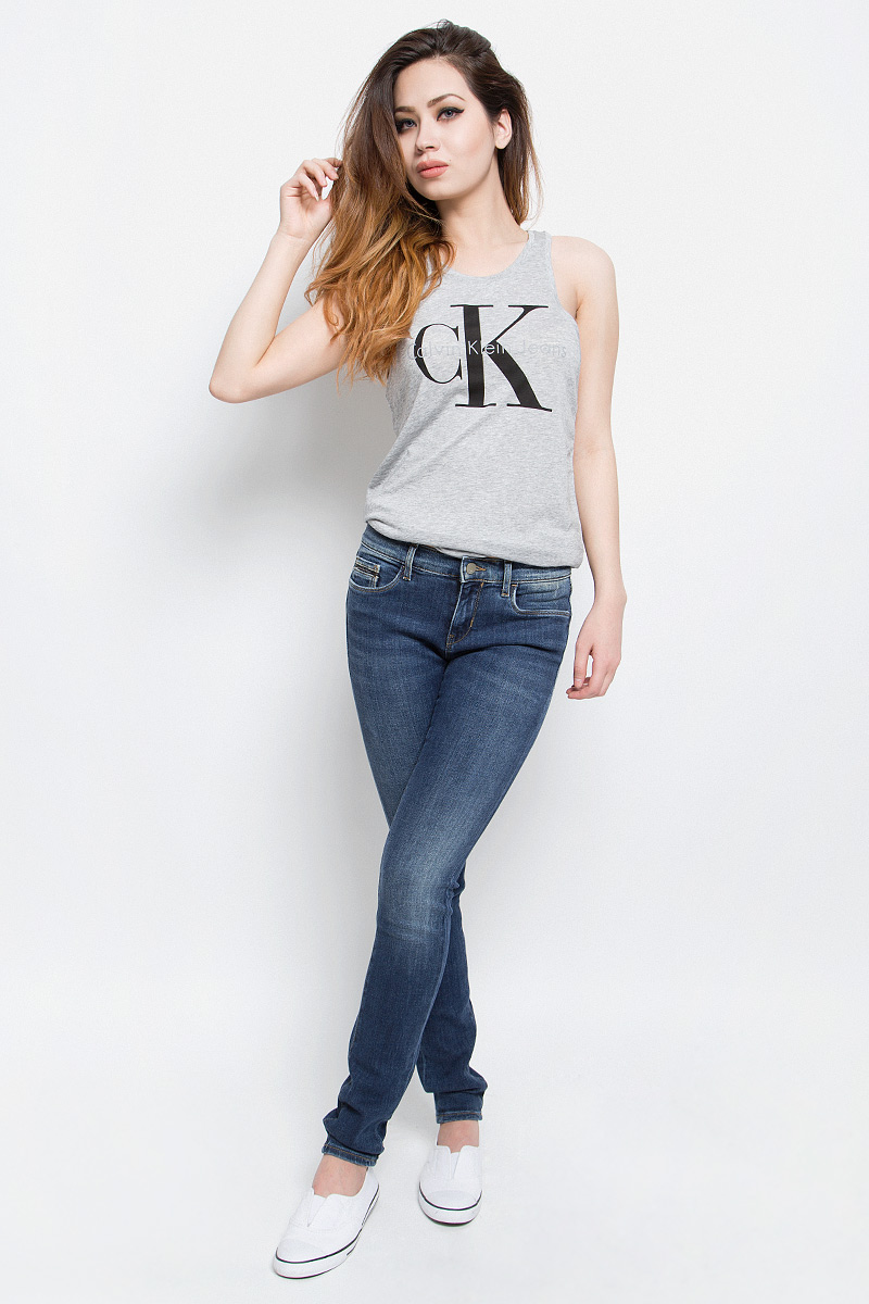 ДжинсыJ20J201274 ДжинсыJ20J201274Стильные женские джинсы Calvin Klein Jeans выполнены из хлопка с добавлением полиэстера и эластана. Материал мягкий и приятный на ощупь, не сковывает движения и позволяет коже дышать. Джинсы-скинни стандартной посадки застегиваются на пуговицу в поясе и ширинку на застежке-молнии. На поясе предусмотрены шлевки для ремня. Спереди модель оформлена двумя втачными карманами и одним маленьким накладным кармашком, сзади - двумя накладными карманами. Модель оформлена эффектом потертости.
