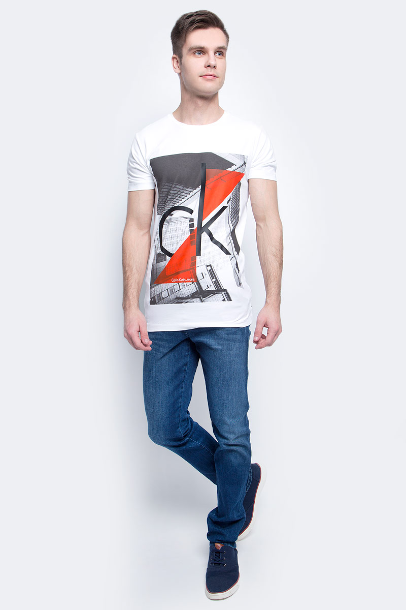 ФутболкаJ30J304602 ФутболкаJ30J304602Мужская футболка Calvin Klein Jeans изготовлена из натурального хлопка с добавлением эластана. Модель оформлена круглой горловиной и короткими рукавами. Футболка дополнена крупным принтом с названием и логотипом бренда.