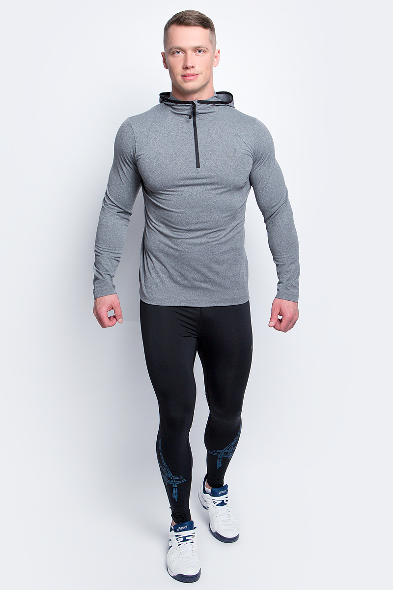 Лонгслив для бега мужской Asics LS Hoodie, цвет: серый. 144015-0773. Размер M (48/50)144015-0773 Лонгслив для бега мужской Asics LS Hoodie, цвет: серый. 144015-0773. Размер M (48/50)144015-0773Мужской лонгслив с капюшоном от Asics выполнен из эластичного полиэстера.У модели длинные стандартные рукава. Изделие спереди оформлено застежкой-молнией и дополнено светоотражающими деталями. Технология Motion Dry позволяет выводить влагу, оставляя тело сухим и сохраняя его оптимальный температурный режим.
