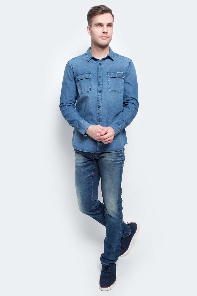 Рубашка мужская Calvin Klein Jeans, цвет: синий. J30J304941. Размер M (48)J30J304941 Рубашка мужская Calvin Klein Jeans, цвет: синий. J30J304941. Размер M (48)J30J304941Джинсовая рубашка Calvin Klein Jeans выполнена из хлопка. Модель с отложным воротником и длинными стандартными рукавами. Спереди и на манжетах оформлена пуговицами. Нагрудные накладные карманы с клапаном на металлических кнопках.