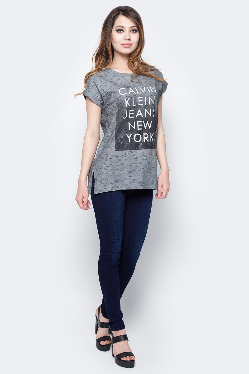 Футболка женская Calvin Klein Jeans, цвет: серый. J20J205116_0380. Размер XL (50/52)J20J205116_0380 Футболка женская Calvin Klein Jeans, цвет: серый. J20J205116_0380. Размер XL (50/52)J20J205116_0380Футболка Calvin Klein Jeans выполнена из натурального хлопка и оформлена принтом с названием бренда. Модель с круглым вырезом горловины и короткими рукавами выполнена в свободном покрое. По бокам имеются небольшие разрезы.