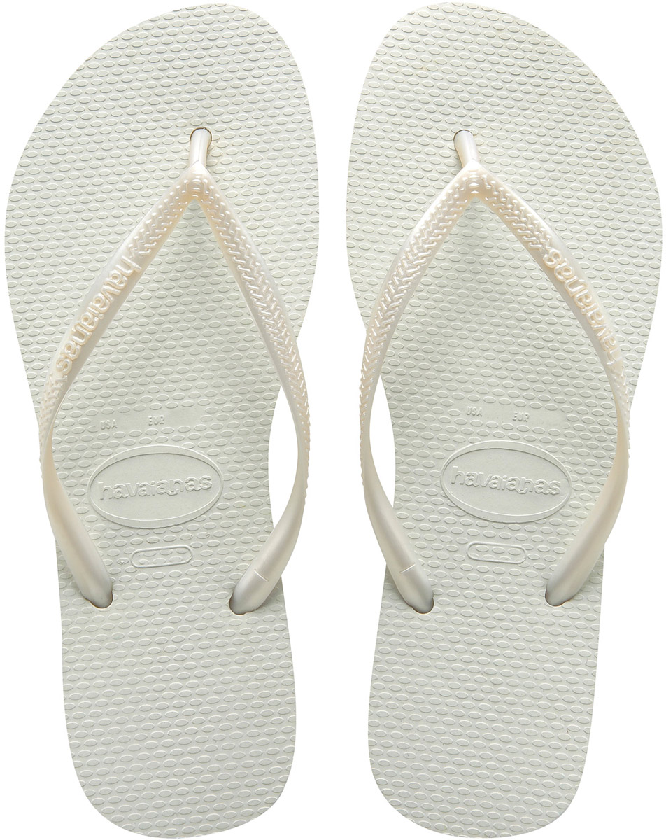 Сланцы женские Havaianas Slim, цвет: белый. 40000300001. Размер 35/36 (36/37)4000030-0001 Сланцы женские Havaianas Slim, цвет: белый. 40000300001. Размер 35/36 (36/37)4000030-0001Модные сланцы Slim от Havaianas придутся вам по душе. Верх модели, выполненный из резины, оформлен рельефным орнаментом и названием бренда. Ремешки с перемычкой гарантируют надежную фиксацию модели на ноге. Подошва выполнена из материала ЭВА. Рифление на верхней поверхности подошвы предотвращает выскальзывание ноги. Рельефное основание подошвы обеспечивает уверенное сцепление с любой поверхностью. Удобные сланцы прекрасно подойдут для похода в бассейн или на пляж.