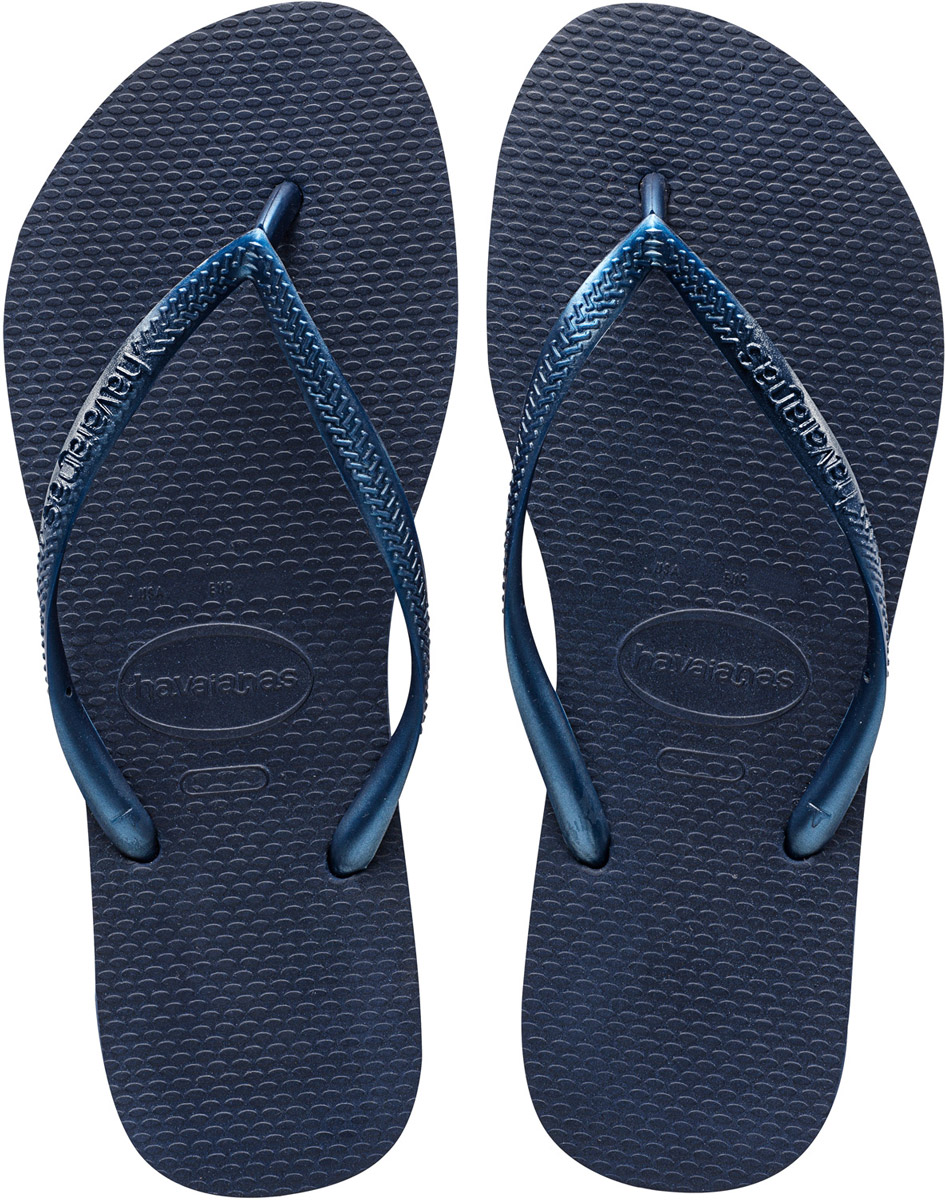 Сланцы женские Havaianas Slim, цвет: синий. 40000300555. Размер 39/40 (40/41)4000030-0555 Сланцы женские Havaianas Slim, цвет: синий. 40000300555. Размер 39/40 (40/41)4000030-0555Модные сланцы Slim от Havaianas придутся вам по душе. Верх модели, выполненный из резины, оформлен рельефным орнаментом и названием бренда. Ремешки с перемычкой гарантируют надежную фиксацию модели на ноге. Подошва выполнена из материала ЭВА. Рифление на верхней поверхности подошвы предотвращает выскальзывание ноги. Рельефное основание подошвы обеспечивает уверенное сцепление с любой поверхностью. Удобные сланцы прекрасно подойдут для похода в бассейн или на пляж.
