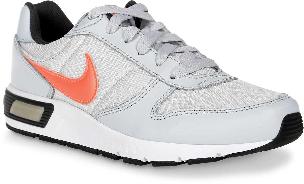 Кроссовки705478-001 Кроссовки705478-001Стильные кроссовки Nightgazer (GS) от Nike придутся по душе вашей девочке. Модель, выполненная из текстиля, дополнена вставками из натуральной и искусственной кожи. По бокам изделие оформлено логотипом бренда, на язычке - фирменной нашивкой, на заднике - названием бренда. Классическая шнуровка надежно фиксирует модель на ноге. Подкладка из текстиля и стелька из EVA с текстильной поверхностью комфортны при движении. Резиновая подошва с протектором обеспечивает сцепление с любым покрытием. Стильные кроссовки займут достойное место в гардеробе вашей девочки.