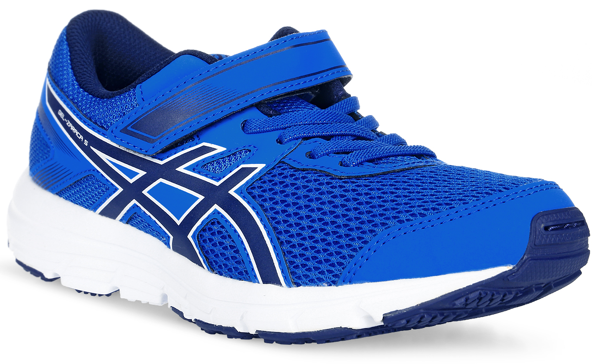 Кроссовки детские Asics Gel-Zaraca 5 Ps, цвет: синий, темно-синий, белый. C636N-4249. Размер 1 (31)C636N-4249 Кроссовки детские Asics Gel-Zaraca 5 Ps, цвет: синий, темно-синий, белый. C636N-4249. Размер 1 (31)C636N-4249Детские беговые кроссовки, легкие словно пушинка, — отличный вариант для спортплощадки, школы и встреч с друзьями. Невероятно легкие детские кроссовки Asics Gel-Zaraca 5 Ps дарят ребенку возможность быть настолько активным, насколько ему этого хочется. Подчеркнуто минималистский дизайн сочетается с низким профилем с амортизацией для естественного бега. Серия гибкой обуви Zaraca выдержала испытание временем. Естественные движения ног в легкой и удобной обуви. Поддержка каждого шага благодаря амортизации GEL в задней части подошвы. На ноге модель фиксируют шнуровка и ремешок на липучке.