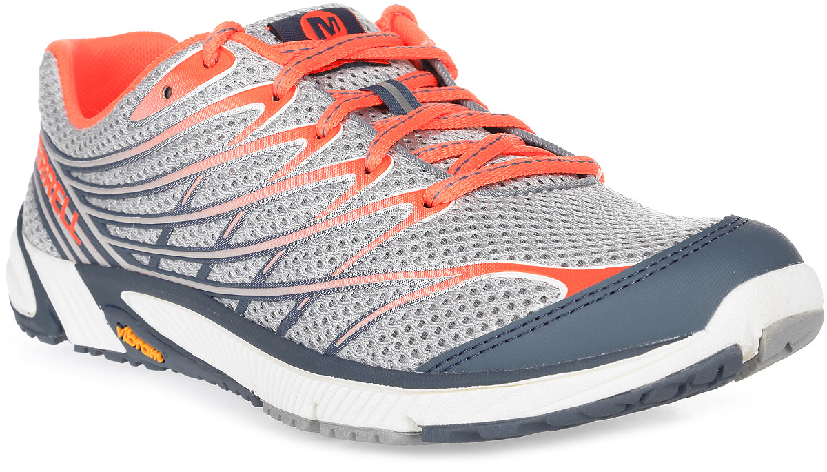 Кроссовки для бега женские Merrell Bare Access 4, цвет: серый, коралловый. 37756. Размер 7H (38,5)37756 Кроссовки для бега женские Merrell Bare Access 4, цвет: серый, коралловый. 37756. Размер 7H (38,5)37756Женские кроссовки от Merrell предназначены для бега по пересеченной местности. Конструкция модели обеспечивает высокую степень защиты стопы от повреждений. Антибактериальная пропитка подкладки и стельки M Select Fresh препятствует появлению специфического запаха. Вставки TrailProtect во фронтальной части промежуточной подошвы смягчают удары. Промежуточная подошва, выполненная из ультралегкого, прочного и упругого EVA, гарантирует усиленную амортизацию, а мягкие вставки в пяточной и фронтальной части поглощают и смягчают ударную нагрузку. Технология подошвы M Select Grip гарантирует долговечность, специальный рисунок протектора обеспечивает отличное сцепление на разных видах поверхности. Самоочищающийся протектор сконструирован таким образом, чтобы в его элементах не застревали мелкие камни, не удерживалась земля.