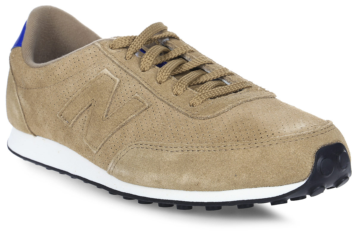 Кроссовки мужские New Balance 410, цвет: коричневый. U410PT/D. Размер 10 (44)U410PT/D Кроссовки мужские New Balance 410, цвет: коричневый. U410PT/D. Размер 10 (44)U410PT/DСтильные мужские кроссовки от New Balance придутся вам по душе. Верх модели выполнен из полиэстера и натуральной замши, и дополнен перфорацией. По бокам обувь оформлена декоративными элементами в виде фирменного логотипа бренда, на язычке - фирменной нашивкой, задник логотипом бренда. Классическая шнуровка надежно зафиксирует изделие на ноге. Подкладка и стелька, изготовленные из текстиля, гарантируют уют и предотвращают натирание. Подошва оснащена рифлением для лучшей сцепки с поверхностями. Удобные кроссовки займут достойное место среди коллекции вашей обуви.