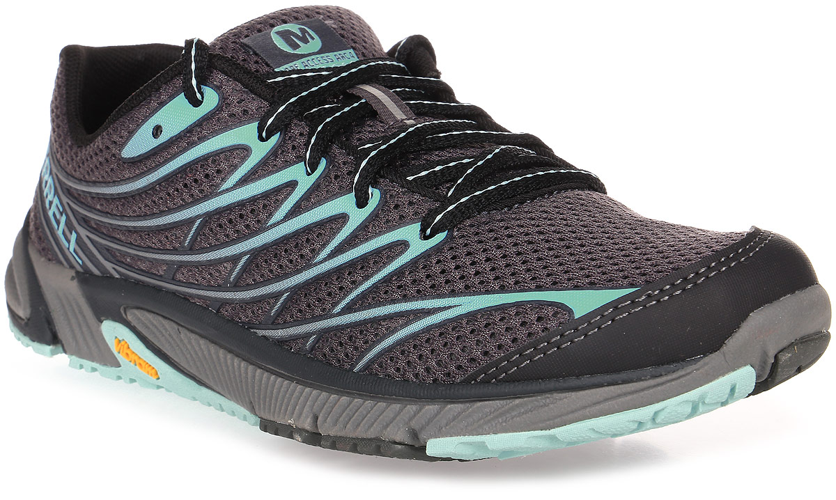 Кроссовки для бега женские Merrell Bare Access 4, цвет: черный, голубой. J03934. Размер 8 (39)J03934 Кроссовки для бега женские Merrell Bare Access 4, цвет: черный, голубой. J03934. Размер 8 (39)J03934Женские кроссовки от Merrell предназначены для бега по пересеченной местности. Конструкция модели обеспечивает высокую степень защиты стопы от повреждений. Антибактериальная пропитка подкладки и стельки M Select Fresh препятствует появлению специфического запаха. Вставки TrailProtect во фронтальной части промежуточной подошвы смягчают удары. Промежуточная подошва, выполненная из ультралегкого, прочного и упругого EVA, гарантирует усиленную амортизацию, а мягкие вставки в пяточной и фронтальной части поглощают и смягчают ударную нагрузку. Технология подошвы M Select Grip гарантирует долговечность, специальный рисунок протектора обеспечивает отличное сцепление на разных видах поверхности. Самоочищающийся протектор сконструирован таким образом, чтобы в его элементах не застревали мелкие камни, не удерживалась земля.