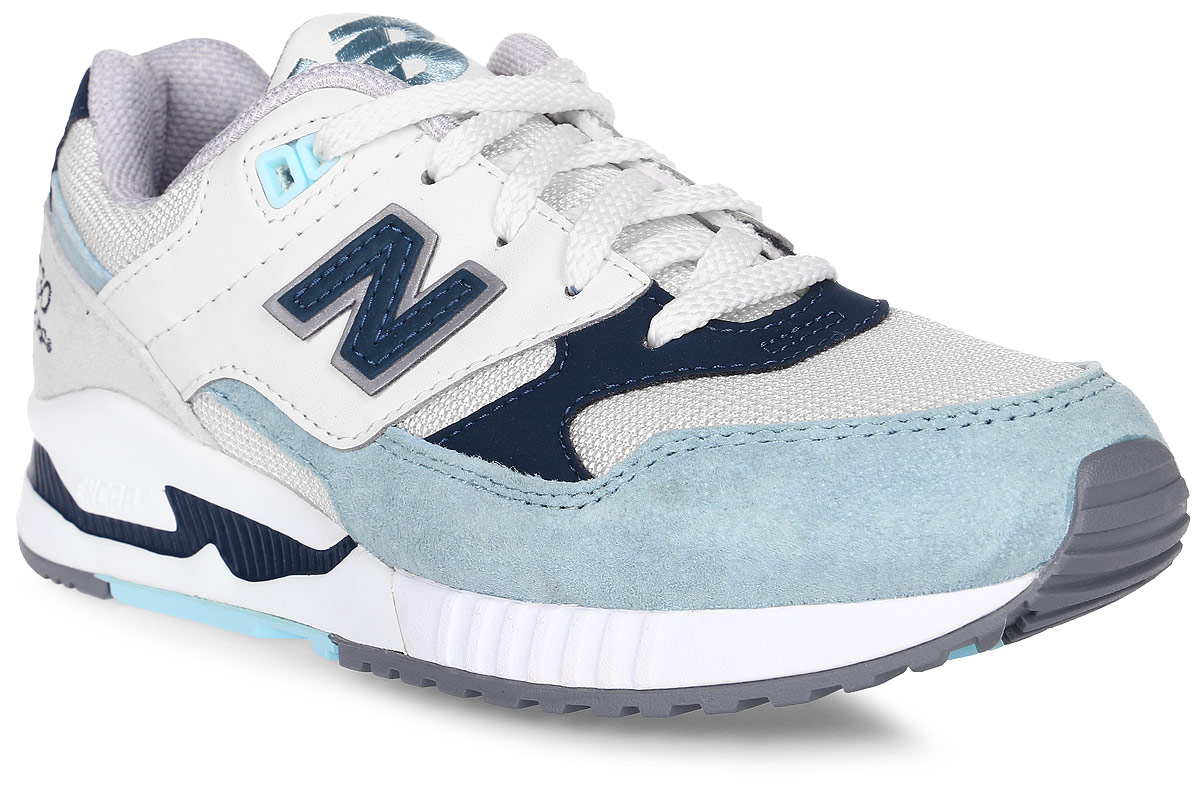 Кроссовки женские New Balance 530, цвет: белый, голубой, синий. W530SD/B. Размер 5,5 (36)W530SD/B Кроссовки женские New Balance 530, цвет: белый, голубой, синий. W530SD/B. Размер 5,5 (36)W530SD/BСтильные женские кроссовки от New Balance придутся вам по душе. Верх модели выполнен из высококачественныхматериалов. По бокам обувь оформлена декоративными элементами в виде фирменного логотипа бренда, на язычке - фирменной вышивкой. Классическая шнуровка надежно зафиксирует изделие на ноге. Мягкая верхняя часть и стелька, изготовленные из текстиля, гарантируют уют и предотвращают натирание. Подошва оснащена рифлением для лучшей сцепки с поверхностями. Удобные кроссовки займут достойное место среди коллекции вашей обуви.