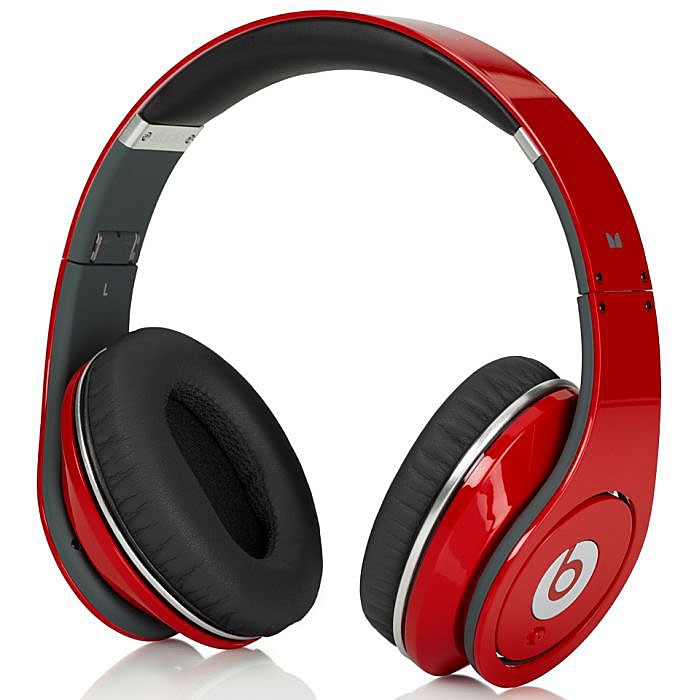 Beats by Dr Dre Studio, Red900-00030-03 SL_MH7V2ZM/A Beats by Dr Dre Studio, Red900-00030-03 SL_MH7V2ZM/AНаушники Beats by Dr.Dre Studio разрабатывались совместно с легендарным известным на всю Америку рэппером Доктором Дрэ (Dr.Dre) и инженерами из известной американской компании Monster Lab USA. Над стильным внешним видом наушников поработал дизайнер Роберт Бруннер. Доктор Дре, чье имя было дано наушникам, принимал в их тестировании активное участие и давал ценные советы, ведь ему, как музыканту, известно все о качестве звука. Данные наушники очень популярны США, где их носят лучшие ди-джеи, музыканты и артисты. Даже компания Apple признала их качество и рекомендовала для своей техники. От других моделей наушников Monster Beats By Dre данную модель отличает алюминиевый корпус, еще большая комфортность в носке и улучшенное звучание. От профессионалов профессионалам! Все о звуке:Сочетание экстра-чувствительного микрофона, мощного цифрового усилителя звука, глубоких супер-басов (фирменная запатентованная технология), ровного неискаженного уровня звука и кристально чистого вокала делает эти наушники лидерами в своей отрасли. Вы не найдете ничего лучшего! Наушники рекомендованы компанией Apple.Меньше шума, больше музыки:Компания Монстер Лаб ЮСЭЙ внедрила в наушники свою фирменную, запатентованную технологию подавления внешнего шума, благодаря чему Вас больше никто не заставит убавить звук или сменить мелодию. Вы останетесь наедине с Вашем любимым исполнителем. Фирменная проверка звучания от Apple:Запатентованная технология проверки звучания от компании Apple, реализованная в iTunes, сохранит на тех же уровнях все ваши музыкальные треки, которые играют на независимой от Вас громкости. Превосходный цифровой усилитель обеспечивает неповторимое и не слыханное до этого качество звучания. Полностью совместимы с Apple iPhone/iPod:Фирменный микрофон Monster iSoniTalk со встроенной, в него, кнопкой ответа и приема входящих вызовов,позволят Вам слегкостью отвечать на звонки во время прослушивания любимой музыки.