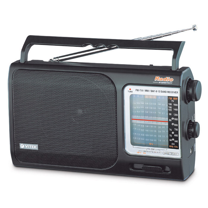 Vitek VT-3582, Black3582-VT-01 Vitek VT-3582, Black3582-VT-01Для любителей музыки, которые хотят слушать её всегда и везде, радиоприемник Vitek 3582 может стать прекрасным выбором. Ведь он может сопровождать Вас всегда и везде и в то же время работать от сети. Если же Вы берете его с собой, то он может работать и от трех батареек. Конечно, радиоприемник работает в FM, УКВ, СВ и КВ диапазонах, так что настроиться на любимую волну сможет любой пользователь. При всем этом радиоприемник Vitek 3582 довольно компактен – его габариты составляют 235 х 132 х 63 миллиметров, что позволит брать его с собой в любую поездку или даже на прогулку. Телескопическая антенна Тип тюнера: аналоговый Элементы питания: 3 батареи UM-1 (R 20) 1,5 В