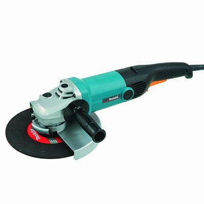 Шлифмашина угловая Makita GA9020GA9020 Шлифмашина угловая Makita GA9020GA9020Угловая шлифовальная машина Makita GA9020 удобна в эксплуатации, отличается повышенной надежностью и работает от двигателя с высокой выходной мощностью для большей производительности. Лабиринтная конструкция предотвращает засорение двигателя, а боковая рукоятка может устанавливаться с обеих сторон инструмента для максимально удобного использования. Углошлифовальная машина Makita GA9020 подойдет сварщикам, каменщикам, строителям, а так же специалистам по разнообразным ремонтным работам. Углошлифовальная машина Makita GA9020 работает с мощностью 2200 ватт и совершает 6600 оборотов за минуту. Этого более чем достаточно для выполнения любой стандартной для углошлифовальной машины задачи. При использовании с алмазным отрезным кругом углошлифовальная машина Makita GA9020 может применяться для резки любого материала, в том числе и тротуарной плитки. Угловая шлифовальная машина Makita GA9020 позволяет оператору использовать диски диаметром в 230 мм, что дает ему возможность...