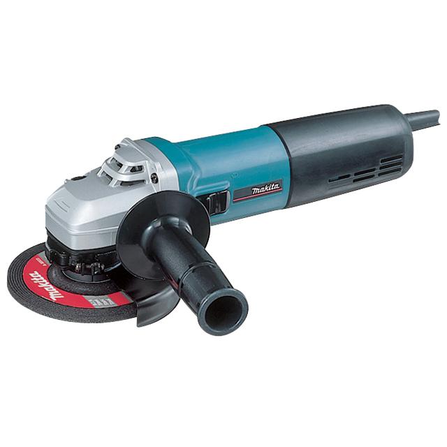 Угловая шлифмашина Makita 9CVK9CVK Угловая шлифмашина Makita 9CVK9CVKУгловая шлифовальная машина Makita 9 CVK – компактный высокопроизводительный надежный инструмент с широкими возможностями и при том весьма комфортный в работе. В данной модели воплощены новейшие разработки известного японского производителя. В частности угловая шлифовальная машина Макита 9 CVK оснащена усовершенствованным двигателем Макита (1400 Вт) с усиленной пылезащитой. Совместно с лабиринтным уплотнением и герметичными кнопками управления это обеспечивает эффективную работу инструмента в «пыльных» условиях, без какого либо ущерба его сроку службы. Для угловой шлифовальной машины Makita 9 CVK характерен плавный ход на протяжении всей работы. Это стало возможным благодаря новой приводной системе (Super-Joint-System) с муфтой скольжения. Кроме того, подобное нововведение существенно снижает вибрацию инструмента и способствует меньшему износу механизма. В угловой шлифовальной машине Макита 9 CVK предусмотрена электронная система регулировки числа оборотов,...