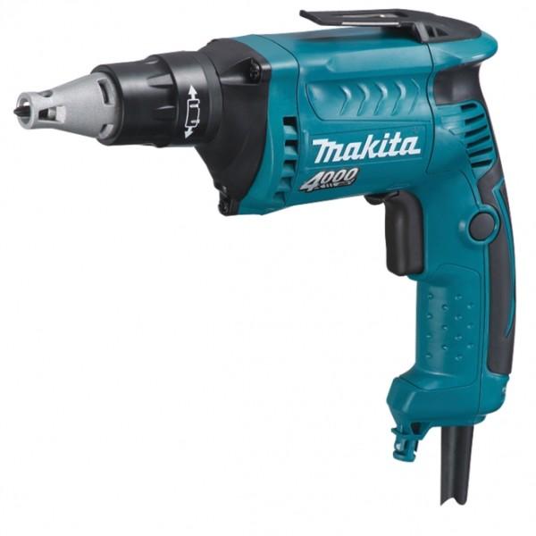 Makita FS4000 шуруповертFS4000 Makita FS4000 шуруповертFS4000Данная модель была разработана макитовскими инженерами взамен сетевого шуруповерта Makita 6821. Унаследовавший рабочие характеристики своего предшественника инструмент стал еще более комфортен в работе. Прежде всего, стоит отметить новый эргономичный корпус, в который разработчики заключили как всегда надежный механизм. Триггерный пусковой выключатель тоже несколько видоизменился и приобрел покрытие из нескользящего материала. Улучшенная эргономика и прорезиненные вставки на корпусе шуруповерта Макита FS4000 обеспечили наилучший захват, а соответственно и более уверенное управление инструментом. Как и прежде, скорость вращения насадок регулируется наличествующей электроникой и зависит от степени воздействия на триггерный выключатель. Имеется реверс, позволяющий так же эффективно осуществлять обратный процесс, а именно вывинчивать шурупы. Доработана в шуруповерте Makita FS4000 и система воздушного охлаждения. Выходящий воздушный поток направлен таким образом, что не поднимает...