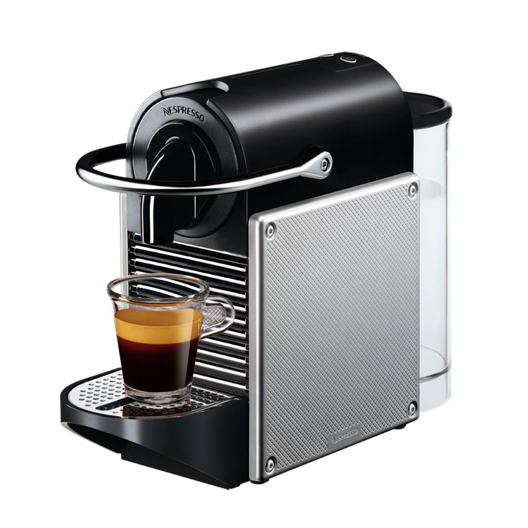 DeLonghi EN 125.S Nespresso Pixie, Light Silver капсульная кофемашинаNespresso PIXIE EN 125.S DeLonghi EN 125.S Nespresso Pixie, Light Silver капсульная кофемашинаNespresso PIXIE EN 125.SСИСТЕМА NESPRESSONESPRESSO разработали уникальную систему приготовления эспрессо с использованием капсул, которая гарантирует соблюдение всех параметров, необходимых для получения великолепного кофеРЕГУЛИРУЕМАЯ ВЫСОТА ПОДСТАВКИ ДЛЯ ЧАШЕКПозволяет использовать чашки для эспрессо и высокие бокалы для латте макиатоЭНЕРГОСБЕРЕЖЕНИЕАвтоматическое отключение через 9 минут с момента последнего приготовления кофе