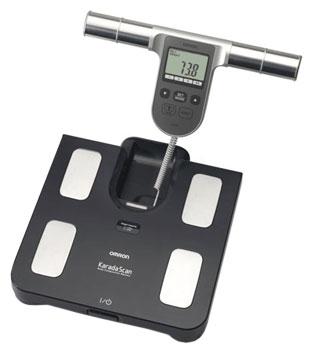 Omron BF-508 монитор состава телаBF508 Omron BF-508 монитор состава телаBF508Подробное описание:Весы-жироанализатор Omron BF-508 это многофункциональный прибор, разработанный на основе последних исследований и современных технологий. Прибор измеряет все тело полностью с помощью 4-х сенсорной технологии, использующей ладони и стопы. Во время измерения через организм пропускается очень слабый электрический ток, абсолютно безвредный для человека и не ощущающийся во время процедуры, который позволяет определить количество жировой ткани в организме. Таким образом, Omron BF-508 измеряют все тело полностью во избежании влияния колебаний. Прибор хранит в памяти данные пользователя (рост, возраст) и использует их при расчете результатов. Для удобства существует гостевой режим и режим Просто вес.Omron BF-508 измеряет процент содержания жира в организме. Во время диеты или похудания может теряться мышечная и костная масса, а жировая ткань оставаться без изменений. Важно следить за тем, чтобы процент содержания жира уменьшался.Omron BF-508 позволяет отслеживать изменения процента жира в организме. Для более точного и удобного считывания результатов Omron BF-508 разделяет уровень жира и индекс массы тела по 12 уровням от низкого до очень высокого. Так же определяется уровень висцерального (внутреннего) жира, окружающего внутренние органы, по 9 уровням.Если Вам в данный момент не нужно измерение всех параметров организма, можно воспользоваться функцией Быстрое измерение и измерить только вес.Omron BF-508 наделен только самыми необходимыми функциями. Он станет вашим надежным помощником в борьбе в лишним весом, поможет отследить изменения в организме, поддержать физическую форму. К прибору легко привыкнуть, им просто управлять и удобно хранить. В комплекте подробная инструкция на русском языке. По окончании измерения выносной блок компактно убирается в корпус прибора. Работает от 4 пальчиковых батареек.Функциональные особенности:Функция определения Висцерального Жира. Этот жир еще называют брюшным жиром. Он находится вокруг наших внутренних органов и защищает их от механических воздействий. Но его количество должно быть строго определено. Иначе это грозит в развитие болезней сердечно-сосудистой системы и диабет второй степени. При большом его количестве происходит сдавливание органов, что препятствует их правильному функционированию. Будьте внимательны за своим здоровьем, ведь висцераный жир в отличие от подкожного плохо выводится из организма. Функция определения Процентного Содержания Жира в организме. Позволяет с вероятной долей указать процентную долю жира в теле человека. Его количество должно быть на определенном уровне. Большое содержание жира в организме - это лишний вес и полнота, различные заболевания. Но и малое содержание жира приводит к таким болезням, как дистрофия и анорексия. Поэтому должен быть определенный баланс, ведь жировые клетки дают дополнительную энергию нашему организму для усиленной физической деятельности. Функция определения Состояния Организма. Условный показатель, который выводится на основе других данных измерений. В зависимости от количества физических нагрузок и от состояния мышечной и жировой массы нашего организма, можно разделить людей несколько групп - от дистрофик до очень жирный. Затем присвоить каждому свой показатель-цифру. Соответственно в середине находится число, указывающее на нормальное состояние тела человека.