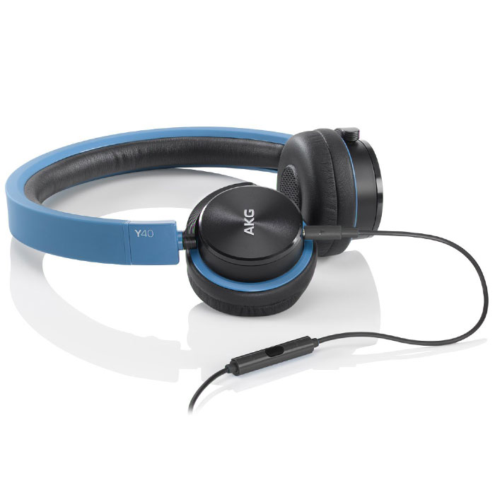 AKG Y40, Blue наушникиY40BLU AKG Y40, Blue наушникиY40BLUAKG Y40 - качественные накладные наушники с классическим оголовьем для вашего устройства, надежно прижимающим динамики к ушам и распределяющим нагрузку по всей голове. Удобная «посадка» обеспечивает долгое, комфортное ношение. Внушительных размеров динамики передают чистый звук с выразительными низами и звонкими верхами. Встроенный микрофон позволяет общаться «без использования рук», а его высокая чувствительность делает вашу речь хорошо разборчивой на другом конце «провода». AKG Y 40 отлично подходят как для общения, так и для прослушивания музыки, радио, просмотра видеороликов и фильмов. Модель оснащена удобным пультом управления с несколькими функциями. Это значительно повышает удобство использования устройства, ведь вы можете отдавать ему команды дистанционно.