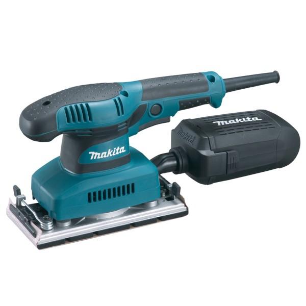 Шлифмашина вибрационная Makita BO3710BO3710 Шлифмашина вибрационная Makita BO3710BO3710Вибрационная шлифовальная машина Makita BO3710 чрезвычайно производительна. Она имеет большую рабочую платформу площадью 93х185 мм, приводимую в движение эффективным и надежным двигателем с мощностью потребления 190 Вт. Амплитуда колебаний составляет всего 2 мм, что востребовано при финишной обработке материалов. Общее число колебаний в минуту – 22000. Все вместе это позволяет быстро и качественно обрабатывать большие и плоские поверхности изделий из различных материалов. Благодаря конструктивным особенностям, а именно строгой геометрии подошвы, ее прямоугольной форме и отсутствию выступающих за ее очертания элементов с помощью шлифовальной машины Makita BO3710 можно качественно утюжить поверхности непосредственно в углах и вплотную к стенкам изделия (помещения). Регулятор скорости в данной модели отсутствует, и машинка работает на постоянных оборотах. Отходы шлифовки через отверстия на подошве собираются в практичный пылесборник, подлежащий...
