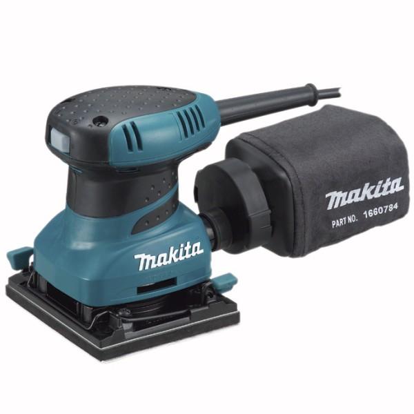 Шлифмашина вибрационная Makita BO4556BO4556 Шлифмашина вибрационная Makita BO4556BO4556Высокая эффективность, показательная долговечность и максимальный комфорт – именно так отзываются о вибрационной шлифовальной машине Makita BO 4556 опытные пользователи, испытавшие инструмент в деле. При создании данной модели разработчики прибегли к некоторым техническим хитростям, которые продлили срок службы инструмента и сделали его более комфортным. В частности в вибрационной шлифовальной машине Макита BO 4556 применена система двух противовесов, которая свела к минимуму вибрацию на корпусе инструмента (3.1 м/c2). А в совокупности с алюминиевой стойкой, «облаченной» в поролоновую втулку это нововведение еще и снижает уровень шума при работе с вибрационной шлифовальной машиной Makita BO 4556 (81 дБ). Кроме того, поролон защищает и без того прочную стойку от пыли, чем обеспечивает дополнительную надежность узла и долговечность инструмента в целом. Практичный двухпозиционный выключатель вибрационной шлифовальной машины Макита BO 4556, имеет удобное расположение и также...