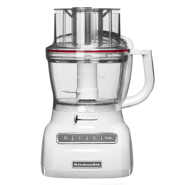 KitchenAid Classic (5KFP1325EWH), White кухонный комбайн5KFP1325EWH KitchenAid Classic (5KFP1325EWH), White кухонный комбайн5KFP1325EWHКухонный комбайн KitchenAid 5KFP1335 Classic с чашей объёмом 3,1 л и внешним регулятором толщины ломтика станет вашим личным шеф-поваром. Корпус комбайна изготовлен из сверхпрочного высококачественного пластика, который устойчив к любого рода механическим воздействиям. Его противоскользящая рабочая поверхность позволяет повысить устойчивость и свести к минимум вибрацию при обработке твердых продуктов. Прибор справится абсолютно со всеми кухонными заданиями, которые вы поставите перед ним. Он измельчит фрукты, овощи и мясо, взобьёт белки и вымесит тесто, приготовит воздушное картофельное пюре, натрет сыр и шоколад. Две скорости нарезки и импульсный режим гарантируют нужный результат при обработке любых продуктов. 3-литровая чаша позволяет работать с большим объёмом ингредиентов, а с помощью дополнительной мини-чаши вы продолжите работу, не отвлекаясь на мытьё. Также имеется дополнительная защита чаши от протекания.