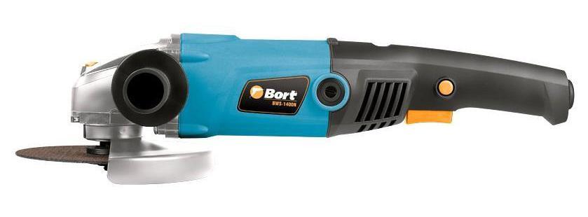 Машина шлифовальная угловая BWS-1400N BORTBWS-1400N Blue Машина шлифовальная угловая BWS-1400N BORTBWS-1400N BlueМашина шлифовальная угловая BWS-1400N. Углошлифовальная машина, именуемая в народе болгаркой, предназначена для резки и шлифования металла или камня. Небольшой, но мощный электроинструмент (1350В), оборудован плавной регулировкой скорости, блокировкой шпинделя и регулировкой положения. В наличии имеется защитный кожух, фиксация выключателя. В комплект к болгарке идет боковая рукоятка, обеспечивающая удобство в работе, ключ для смены шлифовального диска (150мм), и дополнительный комплект щеток. Легкий инструмент пригодится как домашнему мастеру, так и профессионалу высокого класса.