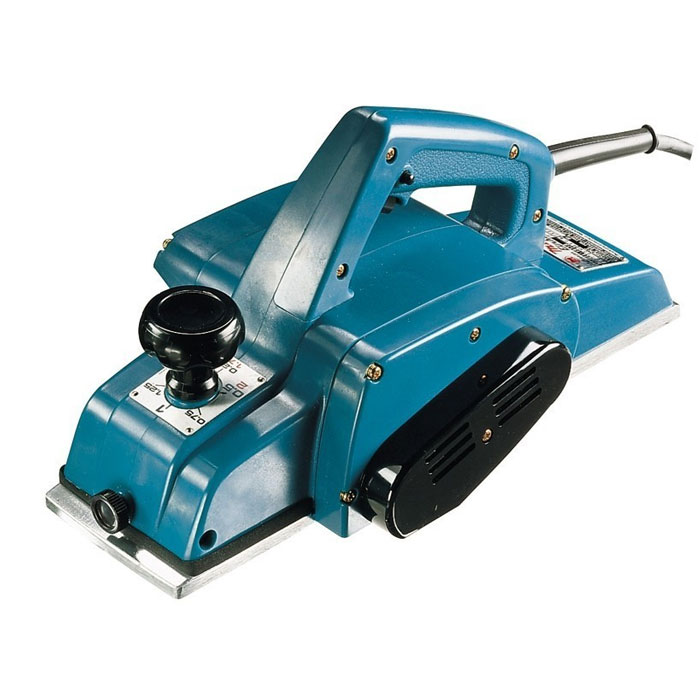 Рубанок электрический Makita 1911B110794 Рубанок электрический Makita 1911B110794Рубанок Makita 1911 B предназначен для обработки деревянных и пластиковых поверхностей. Мощный двигатель позволяет обрабатывать заготовки шириной 110 мм. Опорной ручкой можно регулировать толщину снимаемой стружки. Большая скорость вращения ножа обеспечивает строгание без сколов. Опорная подошва выполнена из литого алюминия, что увеличивает ее прочность. V-образный паз делает снятие фаски более легким. Патрубок для пылеотвода позволяет подключить пылесос для удаления пыли и опилок. Рубанок защищен от перегрева - электродвигатель охлаждается за счет воздуха, который поступает через отверстия в корпусе.
