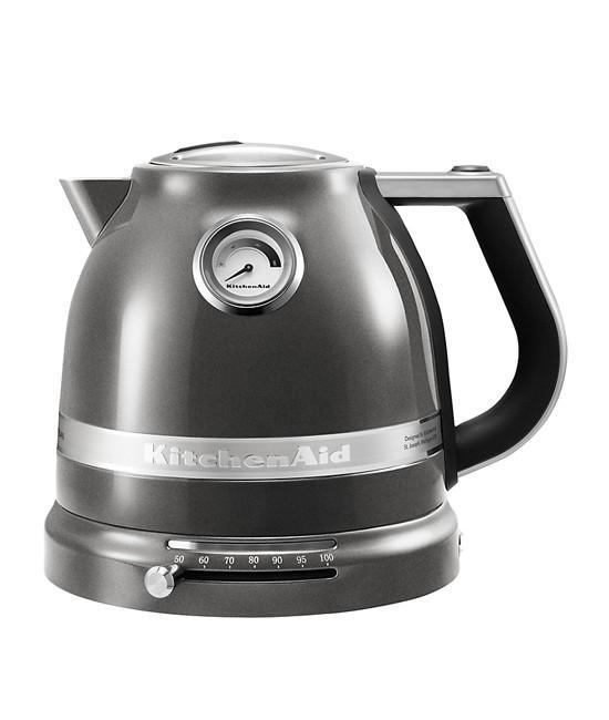 KitchenAid Artisan (5KEK1522EMS), Grey электрочайник5KEK1522EMS Grey KitchenAid Artisan (5KEK1522EMS), Grey электрочайник5KEK1522EMS GreyЭлектрический чайник KitchenAid ARTISAN объемом 1,5 литра - это новое слово в бытовой технике. Великолепные формы, эргономичность и элегантность - лучший образец, который обязательно должен быть на любой кухне. Выпить чашку чая с KitchenAid ARTISAN - это доставить себе истинное наслаждение и удовольствие. Ценители чайного напитка прекрасно знают, что каждый вид чая требует своей температуры воды. Но добиться нужного нагрева с обычной моделью было невероятно сложно. Теперь все изменилось: с двустенным электрическим чайником KitchenAid ARTISAN объемом 1,5 литра вы можете: выбирать нужную температуру нагрева от 50 до 100 градусов; поддерживать воду горячей в течение всей чайной церемонии; видеть температуру воды даже тогда, когда чайник не стоит на своей платформе; не ждать любимого напитка дольше положенного - этот прибор нагревает воду моментально.