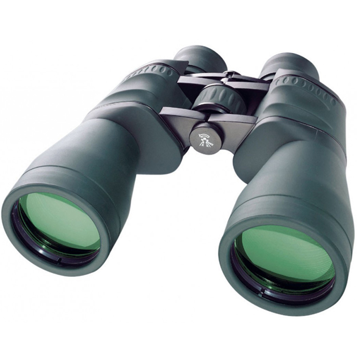 Bresser Spezial-Jagd 11x56 бинокль64651 Bresser Spezial-Jagd 11x56 бинокль64651Bresser Spezial-Jagd 11x56 – это отличный полевой бинокль для охотников, рыболовов, туристов. Светосильные объективы диаметром 56 мм строят яркое изображение даже в сумерках. 11-кратное увеличение дает возможность подробно рассмотреть наблюдаемый объект на значительном расстоянии. Линзы бинокля изготовлены из оптического стекла BaK-4 и имеют полное многослойное просветляющее покрытие. Благодаря этому бинокль дает четкое и чистое изображение без аберраций. Диоптрийная корректировка позволяет компенсировать различия в остроте зрения правого и левого глаза. Наглазники бинокля имеют поворотно- выдвижную конструкцию, поэтому вести наблюдения удобно даже в очках. Резинное покрытие корпуса защищает прибор от пыли и обеспечивает надежный захват. Благодаря большому барабану центральной фокусировки наведение на объект можно осуществлять в перчатках.
