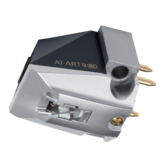 Audio-Technica AT-ART9 головка звукоснимателя15117956 Audio-Technica AT-ART9 головка звукоснимателя15117956Головка звукоснимателя Audio-Technica AT-ART9 с подвижной катушкой с магнитным сердечником обладает выходным напряжением в 0,5 мВ и повторяет дизайн и некоторые конструктивные особенности культового юбилейного MC-картриджа Audio-Technica AT50ANV. Корпус модели имеет оригинальный внешний вид с характерными «рублеными» формами. Его основание изготовлено из прошедшего специальную машинную обработку алюминия и служит для крепления преобразователя – подвижной системы, состоящей из двух катушек с магнитными сердечниками, а также мощного неодимового магнита, позволяющего снизить массу и размеры картриджа. Верхняя часть корпуса выполнена из прочного пластика. Благодаря такой конструкции головке звукоснимателя удается уверенно противостоять паразитным резонансам. Провода катушек выполнены из бескислородной очищенной монокристаллической меди PCOCC, позволяющей обеспечить более качественную передачу сигнала. В преобразователе также задействованы элементы из ...