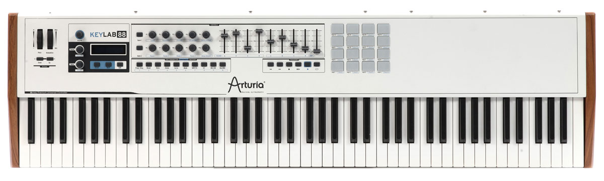 Arturia KeyLab 88 MIDI-клавиатураKeyLab 88 Arturia KeyLab 88 MIDI-клавиатураKeyLab 88Arturia KeyLab 88 представляет новейшее поколение профессиональных MIDI-клавиатур от известного во всем мире бренда. Данная модель создана специально для профессиональной аудитории, традиционно бескомпромиссной в своих требованиях к рабочим инструментам В клавиатуре Arturia KeyLab 88 применена, пожалуй, лучшая на сегодня молоточковая механика Fatar, которая способна предложить все необходимое для максимально комфортного исполнения музыкальных партий любой сложности. Клавиши полноразмерные, с поддержкой эффекта послекасания. Arturia KeyLab 88 среди стандартных разъемов имеет специальную розетку для подключения духового контроллера. Боковые панели корпуса устройства - деревянные, остальной корпус выполнен из жесткого листового алюминия. Сборка вызывает только позитивные эмоции. В комплекте с клавиатурой предлагается программный пакет Analog Lab с 5000 пресетов аналоговых синтезаторов. ПО полностью совместимо с Windows 7-8 и Mac OS X 10.6 и выше.