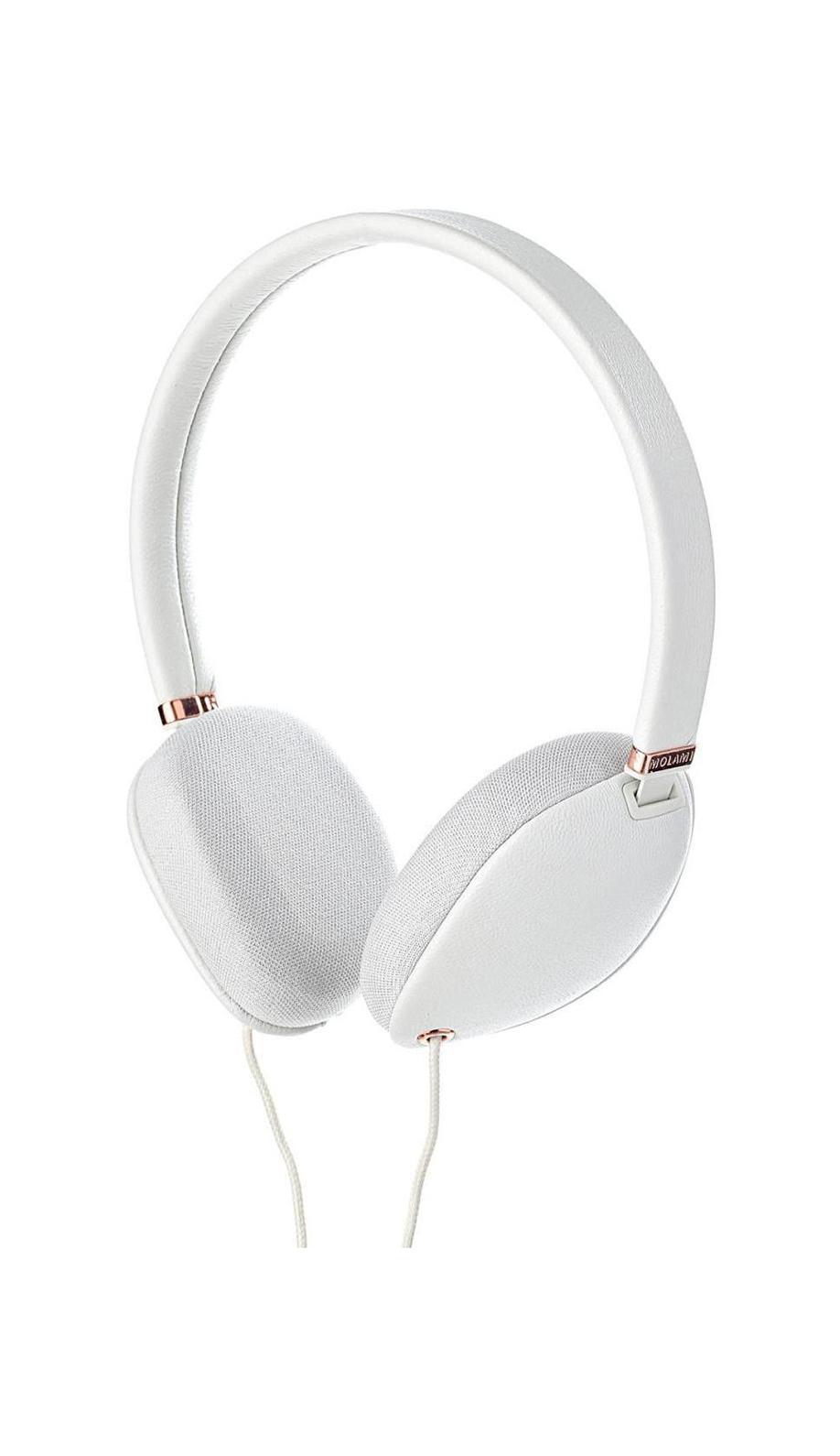 Molami Plica, White Copper наушники с функцией гарнитурыPlica White Molami Plica, White Copper наушники с функцией гарнитурыPlica WhiteMolami Plica - качественные накладные наушники с классическим оголовьем для вашего устройства, надежно прижимающим динамики к ушам и распределяющим нагрузку по всей голове. Удобная посадка обеспечивает долгое, комфортное ношение. Внушительных размеров динамики передают чистый звук с выразительными низами и звонкими верхами. Встроенный микрофон позволяет общаться без использования рук, а его высокая чувствительность делает вашу речь хорошо разборчивой на другом конце провода. Molami Plica отлично подходят как для общения, так и для прослушивания музыки, радио, просмотра видеороликов и фильмов.