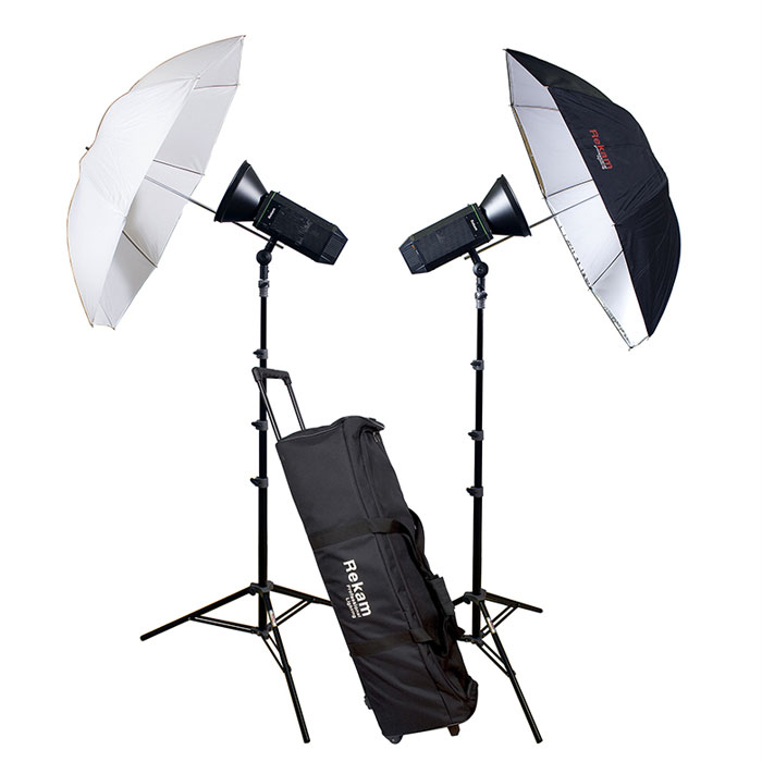 Rekam CoolLight 1500 LED UM KIT комплект студийного осветительного оборудованияCL1500LED UM KIT Rekam CoolLight 1500 LED UM KIT комплект студийного осветительного оборудованияCL1500LED UM KITКомплект осветительного оборудования CoolLight 1500 UM KIT создан на базе двух мощных, светодиодных осветителей. Комплект отлично подходит для любительской и профессиональной фото- и видео съемки, и способен решить самый широкий круг задач, особенно когда объекты съемки не допускают длительного нагрева – люди, цветы, продукты питания и т.п. Мощность от одного LED-осветителя, эквивалентна 800 Вт галогеновой лампы, а потребление энергии LED осветителя в 8 раз меньше, чем у галогенового аналога. Осветитель обеспечивает «холодный» свет, без «мигания», с цветовой температурой - 5600±200 °K. Универсальный рефлектор конической формы, с «зеркальной» поверхностью, способен увеличить интенсивность света в 2 раза. Комплект включает комбинированный зонт (на просвет и отражение), стойку с «воздушным амортизатором», защитный колпак для ламп, и удобную сумку на колесах для хранения и транспортировки комплекта. Тип крепления: Bowens ...