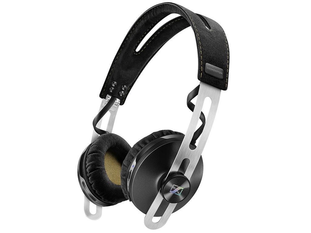 Sennheiser Momentum 2.0 On-Ear BT, Black наушники506252 Sennheiser Momentum 2.0 On-Ear BT, Black наушники506252Откройте второе поколение семейства MOMENTUM: Все новые гарнитуры второго поколения MOMENTUM и MOMENTUM On-Ear представляют повышенный комфорт, имеют складное оголовье для лучшей мобильности и, впервые, представлена беспроводная версия с активной защитой от шума для окончательной свободы, чтобы познать превосходный звук с непринужденным стилем Новые беспроводные модели MOMENTUM Wireless и MOMENTUM On-Ear Wireless поддерживают технологию NFC, что позволяет легко выполнить сопряжение «по касанию» с мобильными устройствами и быстро установить соединение для высококачественной Bluetooth передачи звука. Также в беспроводную версию включена гибридная система NoiseGard и технология активной защиты от шума, что обеспечивает идеальное звучание даже в самых шумных условиях. Мощная встроенная батарея гарантирует 22 часа использования. Это идеальные наушники для превосходного звучания на ходу Благодаря новой гибридной системе NoiseGard активной защиты от шума,...