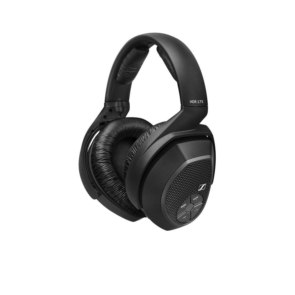 Sennheiser RS 175 беспроводные наушники505563 Sennheiser RS 175 беспроводные наушники505563Поднимая домашние развлечения на новый уровень, беспроводная система Sennheiser RS 175 предлагает впечатляющий набор функций, так что Вы сможете наслаждаться музыкой и телевидением в полной мере. Режимы Bass Boost и Surround Sound позволят Вам заставить домашнюю развлекательную систему работать с полной отдачей. Инновационная патентованная технология цифровой беспроводной передачи сигнала Sennheiser Advanced Digital гарантирует надежный прием и чистое звучание даже при перемещении из одной комнаты в другую. Основные органы управления расположены на наушниках, так что ничего не будет отвлекать Вас от прослушивания, а удобная посадка идеально подходит для длительного использования