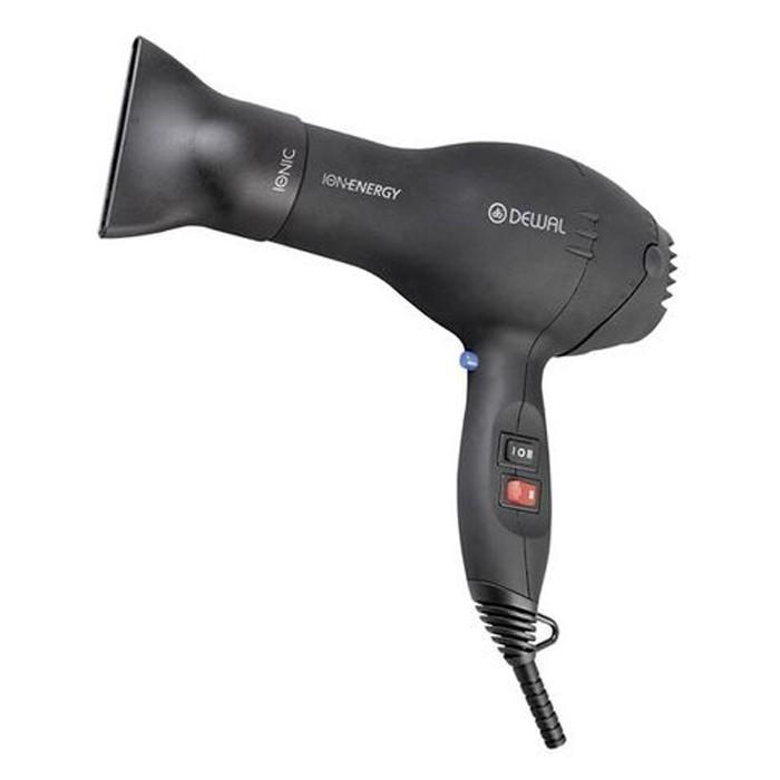 Dewal Ion Energy 03-8800, Black фен03-8800 Black Dewal Ion Energy 03-8800, Black фен03-8800 BlackФен для волос DEWAL ION Energy – это профессиональная модель, качество которой удовлетворит самого требовательного мастера. Температура нагрева воздушного потока может варьироваться в широких пределах. Неравномерный нагрев и перепады температуры здесь исключены. Это возможно благодаря турмалиновому и керамическому покрытию нагревательного элемента, которое дает равномерный и стойкий нагрев. Кроме того, фен оснащен устройством для ионизации, которое позволяет восстановить блеск волос