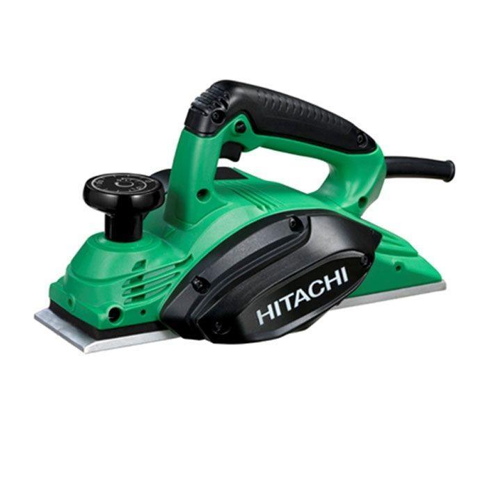 Рубанок HITACHI P20STP20ST Рубанок HITACHI P20STP20STРубанок HITACHI P20ST с мощностью 570 Вт используется для обработки деревянных поверхностей. Инструмент имеет малый вес по сравнению с предыдущими моделями. Глубина реза удобно регулируется передней ручкой до 1,5 мм. Высокое число оборотов -15000 об/мин - не позволяет образовываться сколам на поверхности. Ширина строгания заготовки - до 82 мм. Этот рубанок давно и успешно зарекомендовавшего себя европейскому потребителю благодаря высочайшему качеству выпускаемой продукции, обладает всем необходимым функционалом для проведения ремонтно-строительных работ как в домашнем хозяйстве, так и на профессиональном уровне. Обладая мощностью в 570 Вт и высокими характеристиками количества оборотов, а именно 15000 в минуту, инструмент гарантирует качественно выполненную работу в короткие сроки. При обработке древесной поверхности рубанок способен снимать слой материала шириной 82 мм, и глубиной до 1,5 мм. Так же его можно использовать для создания стыковых соединений досок (выборка четверти) глубиной до 25 мм. Корпус рубанка выполнен из высокопрочного материала с продуманным эргономичным дизайном, сверху расположена удобная ручка для легкой регулировки или полной замены ножа. Блокировка от случайного пуска обезопасит мастера и защитит обрабатываемую поверхность от случайных изъянов. Одним словом, данная модель электропомощника является образцом многофункционального инструмента высокого уровня, гарантом стабильной и высококачественной работы дома и на производстве.