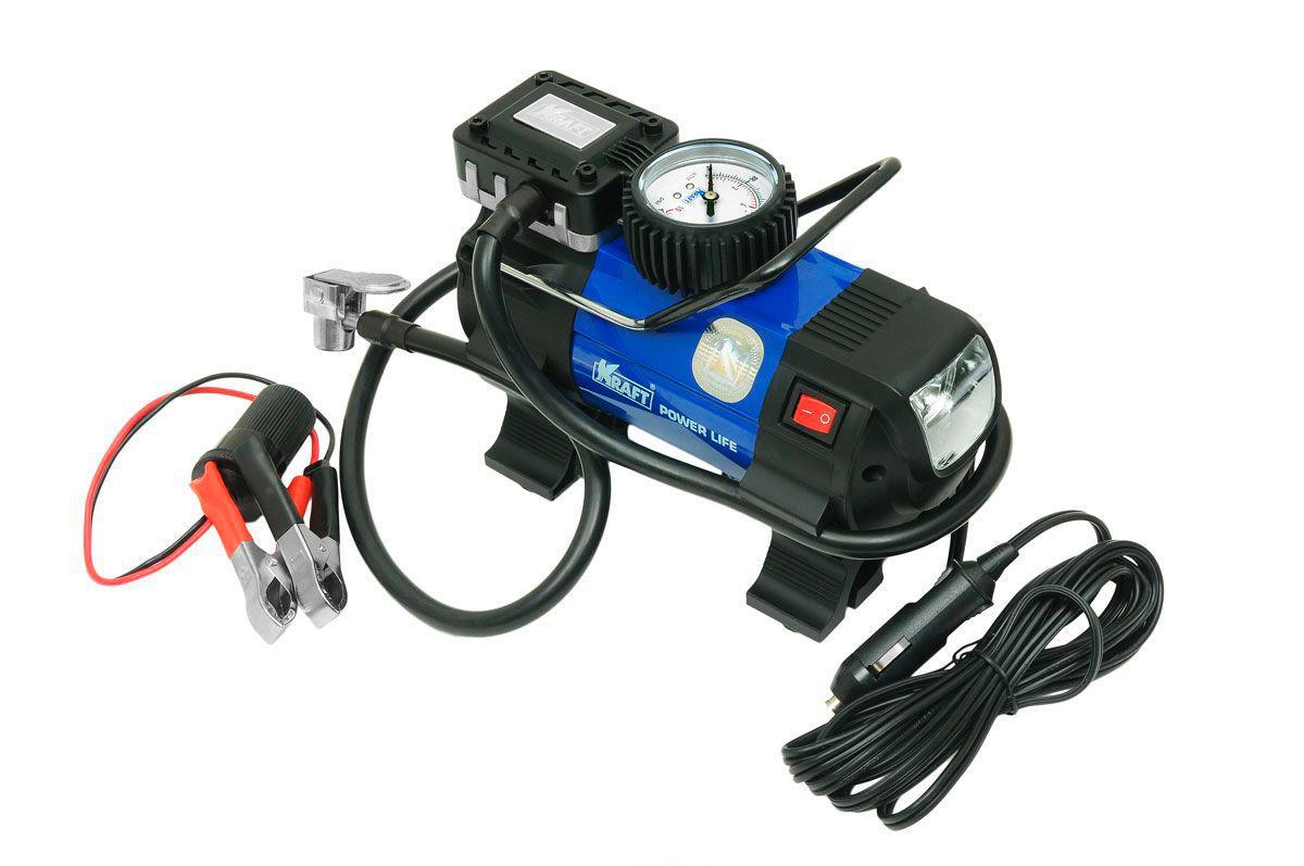 Компрессор Kraft Power Life PRO (45 л/мин.; 10 АТМ). КТ 800028КТ 800028 Компрессор Kraft Power Life PRO (45 л/мин.; 10 АТМ). КТ 800028КТ 800028Модель PRO при небольших габаритных размерах отличается повышенной мощностью. Компрессор подходит для накачивая шин легковых автомобилей, микроавтобусов и коммерческого транспорта, а также небольших внедорожников В комплекте имеется адаптер на клеммы, который позволяет подключать компрессор к бортовой сети автомобиля двумя способами: через гнездо прикуривателя или напрямую к клеммам аккумуляторной батареи. Также отличительной особенностью модели является безопасный корпус компрессора, предотвращающий возможность ожога. Модель оснащена светодиодной подсветкой для работы в темное время суток и удобной сумкой с липучками для хранения и переноски.