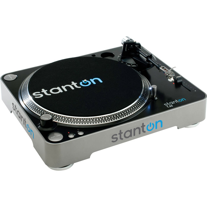 Stanton T.52, Black виниловый проигрывательT52 B Stanton T.52, Black виниловый проигрывательT52 BStanton T.52 - виниловый проигрыватель для начинающих DJ-ев, собранный из качественных материалов и полностью укомплектованный для работы. Устройство имеет ременной привод и электронное переключение скоростей. Диск и тонарм изготовлены из высококачественного литого алюминия. В комплект входят все необходимые аксессуары для удобного использования проигрывателя, в том числе и превосходный фирменный картридж Stanton 500.v3.