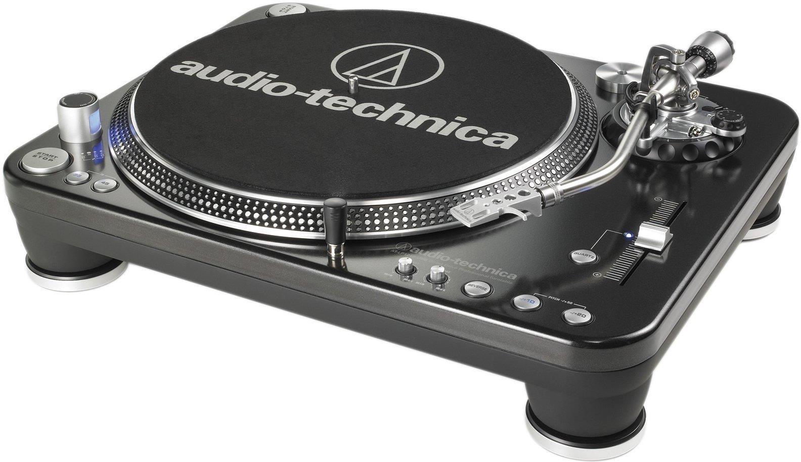 Audio-Technica AT-LP1240 USB виниловый проигрыватель15115312 Audio-Technica AT-LP1240 USB виниловый проигрыватель15115312Компания Audio-Technica позиционирует AT-LP1240 USB как профессиональную вертушку с прямым приводом, предназначенную для ди-джеев, но которую также можно использовать для обычного прослушивания виниловых пластинок. Стол Audio-Technica AT-LP1240 USB оснащен четырьмя регулируемыми антивибрационными ножками, которые не скользят по поверхности благодаря специальным накладкам. В центре расположен 16-полюсный трехфазный бесщеточный двигатель постоянного тока с высоким моментом. На его шпиндель надет алюминиевый опорный диск со стробоскопическими насечками, на который крепится диджейский слипмат. Рядом с ним установлена стробоскопическая лампа подсветки со встроенным включателем питания проигрывателя. Она дает возможность точно настроить каждую из трех скоростей вращения диска (33,3, 45 или 78 об/мин), переключение между которыми выполняется с помощью двух кнопок, расположенных в левом нижнем углу стола. Там же находится клавиша пуска и остановки мотора, которая дублируется в верхнем...
