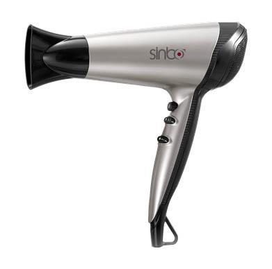 Sinbo SHD 7039, Silver Black фенSHD 7039 Sinbo SHD 7039, Silver Black фенSHD 7039Если вы обладательница роскошной прически, то наверняка знаете, как сложно за ней ухаживать, особенно если вы находитесь не дома, а в постоянных командировках или в отпуске за границей. Этот фен станет для вас маленьким помощником в стремлении добиться идеальной прически и получить желаемый результат. Модель позиционирует себя как дорожный фен, и действительно, благодаря скромным размерам и легковесности его можно без проблем уместить в любую сумку и взять с собой куда угодно. Кроме того, аппарат имеет эргономичную складывающуюся ручку, что позволяет сделать его еще компактнее.