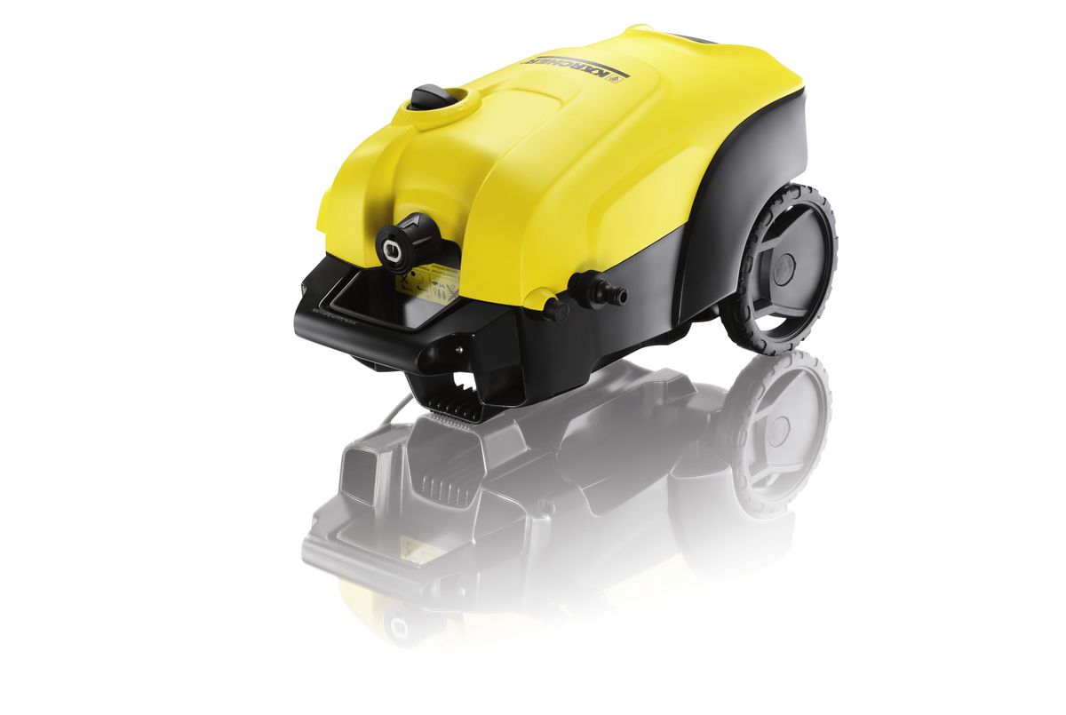 Мойка высокого давления Karcher K 4 Compact, цвет: желтый, черный1.637-310.0 Мойка высокого давления Karcher K 4 Compact, цвет: желтый, черный1.637-310.0Мойка высокого давления Karcher K 4 Compact с двигателем водяного охлаждения – превосходное решение для быстрого устранения загрязнений на фасадах, заборах и транспортных средствах. При малых размерах она обладает высокой производительностью, а две ручки для переноски обеспечивают высокую мобильность и хранение с экономией места. Практичный отсек позволяет размещать принадлежности на корпусе аппарата. Аппарат оснащен встроенной системой всасывания чистящего средства. Высококачественная телескопическая ручка из алюминия устанавливается на удобной для пользователя высоте и задвигается в корпус аппарата для его хранения. Грязевая фреза формирует вращающуюся точечную струю для интенсивной очистки. Трубка Vario Power обеспечивает плавную регулировку давления (от высокого до низкого). Удобные и надежные аппараты высокого давления серии Сompact имеют две ручки для транспортировки, чтобы можно было брать минимойку повсюду. Даже в багажнике автомобиля...