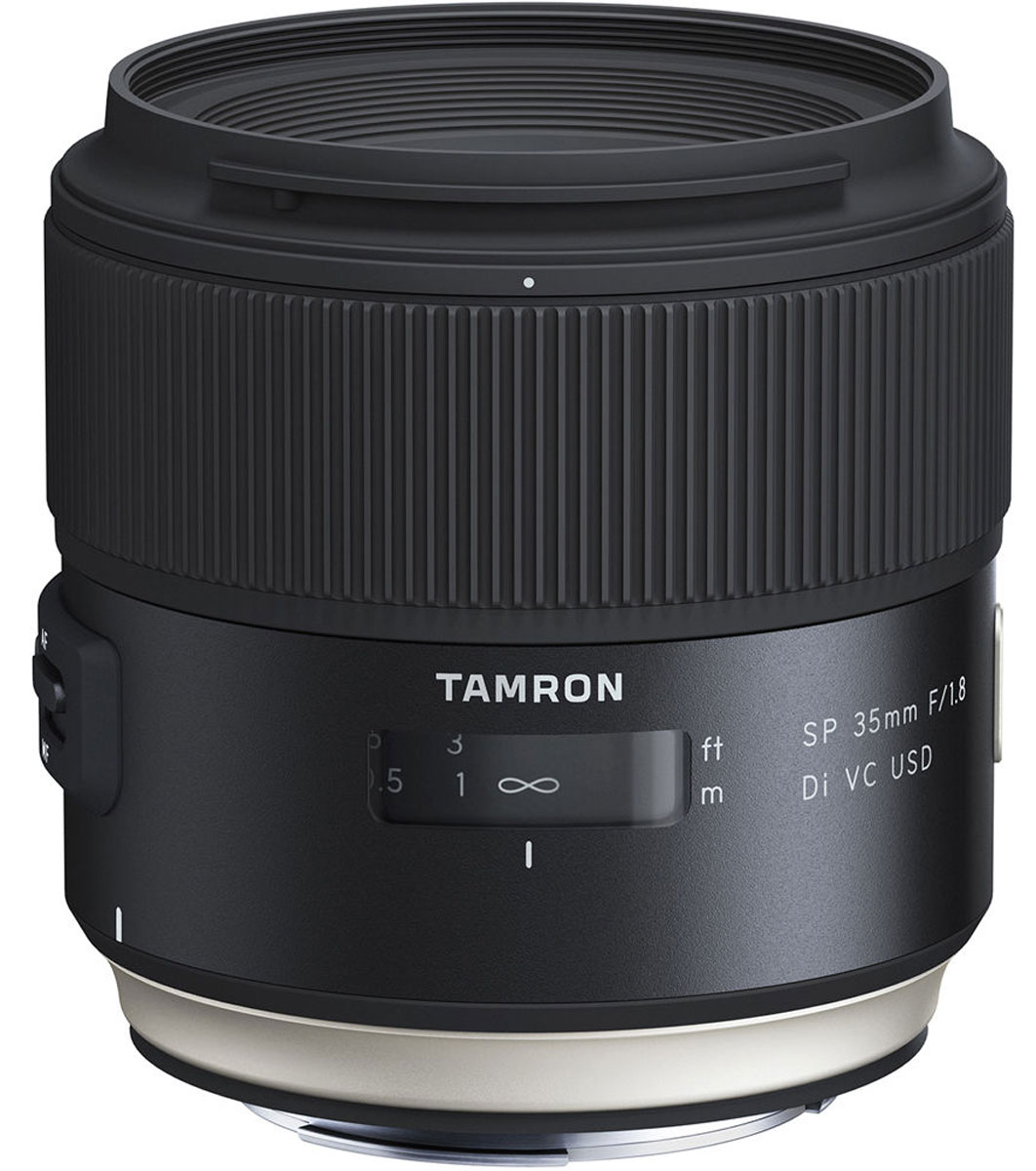 Tamron SP 35mm F/1.8 DI VC USD, Black объектив для CanonF012E Tamron SP 35mm F/1.8 DI VC USD, Black объектив для CanonF012EШирокоугольный объектив Tamron SP 35 мм, способный разрешать мультимегапиксельные матрицы (до 50 Мпикс) современных цифровых фотоаппаратов. Для большей свободы при съемке механизм стабилизации изображения VC был тесно интегрирован с оптической и электронной конструкцией объектива. При разработке большое внимание было уделено сокращению минимальной дистанции фокусировки. Ключевым элементом дизайнерской концепции стала эргономичность - контуры объективов тщательно выверены, объективы хорошо лежат в руке, и с ними удобно работать. Размер переключателей увеличен, а их ход стал более плавным; особый шрифт повышает читаемость надписей. Объектив подходит как для камер с матрицей APS-C, где его можно использовать как стандартный, и для полнокадровых камер, где его характеристики соответствуют широкоугольному. Из-за неравномерного распределения света на некоторых светосильных объективах возникает эффект виньетирования или затемнения в углах. Однако в...