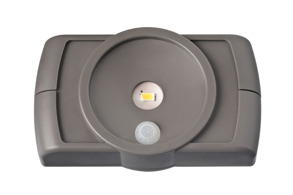 Светильник MrBeams MB860, беспроводной, с датчиками движения и освещенности, LED подсветка рабочей зоны, 35 люмен, коричневый, 4 х ААMB860 Светильник MrBeams MB860, беспроводной, с датчиками движения и освещенности, LED подсветка рабочей зоны, 35 люмен, коричневый, 4 х ААMB860Беспроводной LED светильник с датчиками движения и освещенности Варианты применения: для использования внутри помещения. Подсветка в любом нужном месте - кухня, гардеробная, кладовка, мастерская, мебель. Яркость: 35 люмен, Цвет Белый (4000K) Площадь освещения: 1 кв. метр Датчик движения: дистанция срабатывания: 1- 2 метра Датчик освещенности: активация работы светильника только в темноте Таймер отключения при отсутствии движения: регулируемый 20/60 секунд. Время работы на одном комплекте батареек: 1 год работы ежедневного типового использования или до 25 часов непрерывной работы Питание: 4 щелочные батарейки типа АА (1.5 В) Простота монтажа/демонтажа: Крепление двусторонней липкой лентой или саморезами (в комплекте). Безопасность: Отсутствие электрической проводки, корпус защищен от случайного проникновения маленьких детей. Надежность: срок службы LED до 30000 часов. Высококачественный пластик с защитой от ультрафиолетовых лучей – не выгорает под солнцем. Размеры (Ш*В*Г): 11,2 *...