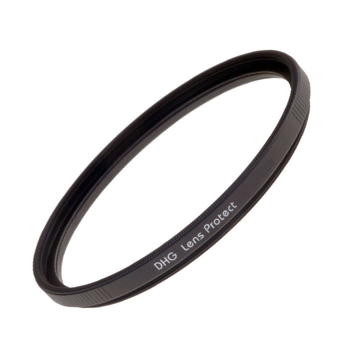 Marumi DHG Lens Protect ультрафиолетовый светофильтр (52 мм)DHG Lens Protect Marumi DHG Lens Protect ультрафиолетовый светофильтр (52 мм)DHG Lens ProtectMarumi DHG Lens Protect - это ультрафиолетовый защитный фильтр постоянного ношения. Упрочненное просветление для защиты от царапин и пыли. Выпускается в узкой оправе, что особо рекомендовано для уменьшения виньетирования при работе с широкоугольными объективами. Серия DGH (Digital High Grade - цифровые высокого класса) - ответ на требования фотографии цифровой эры. Специализированные светофильтры созданные для цифровых фотокамер. Специальное просветление для цифровой оптики. Сверхнизкий коэффициент отражения покрытия, разработанного заново, снижает появление ненужных бликов и засветок к минимуму. Задерживает УВ и ИК лучи, вредные для матрицы. DHG-покрытие пропускает отражённые от матрицы цифрового фотоаппарата лучи света, уничтожая саму возможность появления бликов от внутренних поверхностей оптики и механики. Чернение внешнего края линзы. Применяемое впервые, чернение закраины линзы фильтра сводит на нет внутренние переотражения. ...