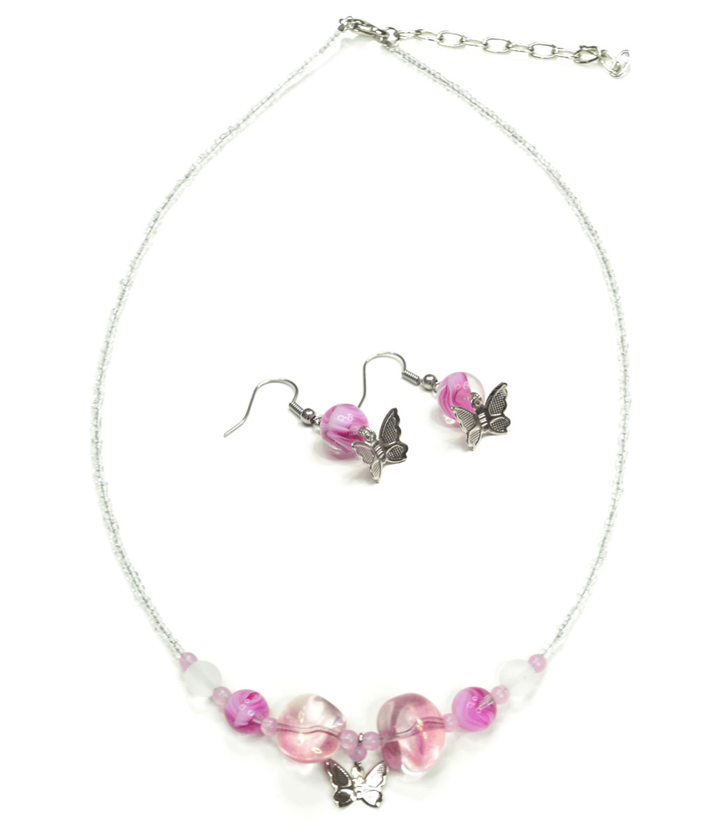 Комплект украшений Bohemia Style: бусы, серьги, цвет: розовый, прозрачный. 1248 4220 07Колье (короткие одноярусные бусы) Комплект украшений Bohemia Style: бусы, серьги, цвет: розовый, прозрачный. 1248 4220 07Колье (короткие одноярусные бусы)Очаровательный комплект украшений Bohemia Style включает в себя стильные бусы и серьги.Оригинальные серьги, выполненныевысококачественного цветного хрусталя, застегиваются на замок-петлю. Подвески серег украшает бабочка, выполненная из ювелирного сплава. Элегантные бусы выполнены из деталей различного размера, формы и цвета, изготовленных из высококачественного цветного хрусталя. В центральной части бусы дополнены подвеской в виде бабочки. Изделие застегивается на замок-карабин.Изящный комплект придаст вашему образу изюминку, подчеркнет красоту вечернего платья или преобразит повседневный наряд. Непререкаемое качество, тщательность исполнения, гипоаллергенные материалы, золотое, серебряное и родиевое покрытие металлических элементов изделий выгодно отличают продукцию Bohemia Style от основной массы продукции, представленной на рынке. Цветное стекло для производства украшений изготавливается по особой технологии, поддается огранке и полностью имитирует природные камни: опал, малахит, янтарь, яшму, лазурит.